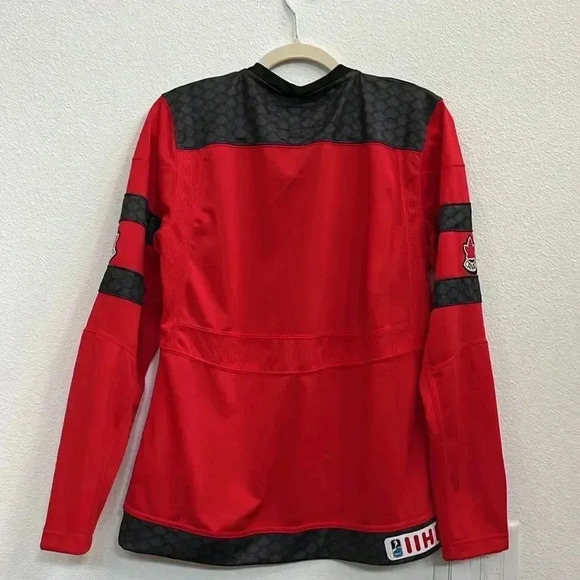 NWT Women’s Hockey Canada Nike Team Shirt Size: Medium - Picture 3 of 3